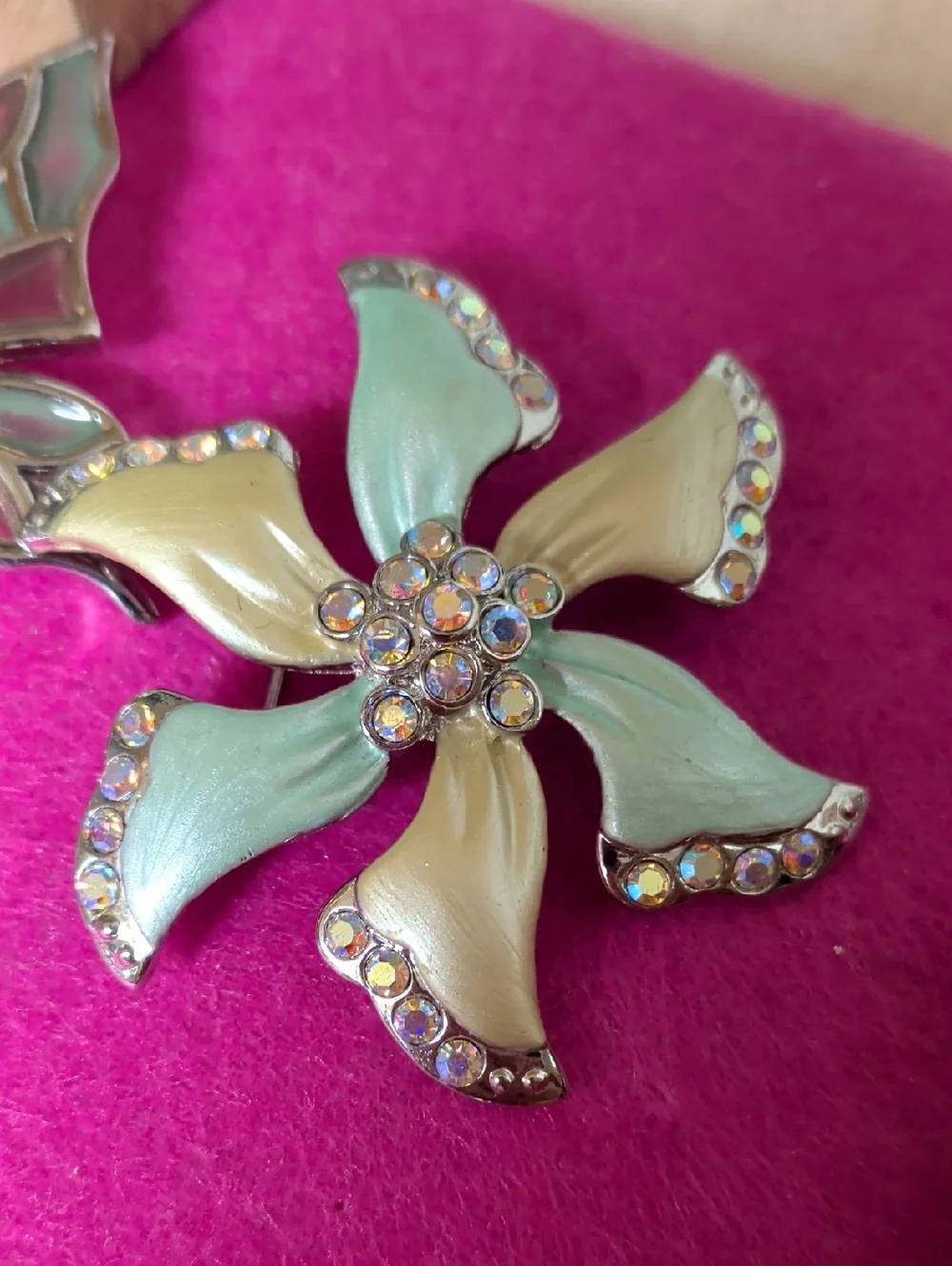 Floral Crystal‎ Pin Brooch in Mint and Cream